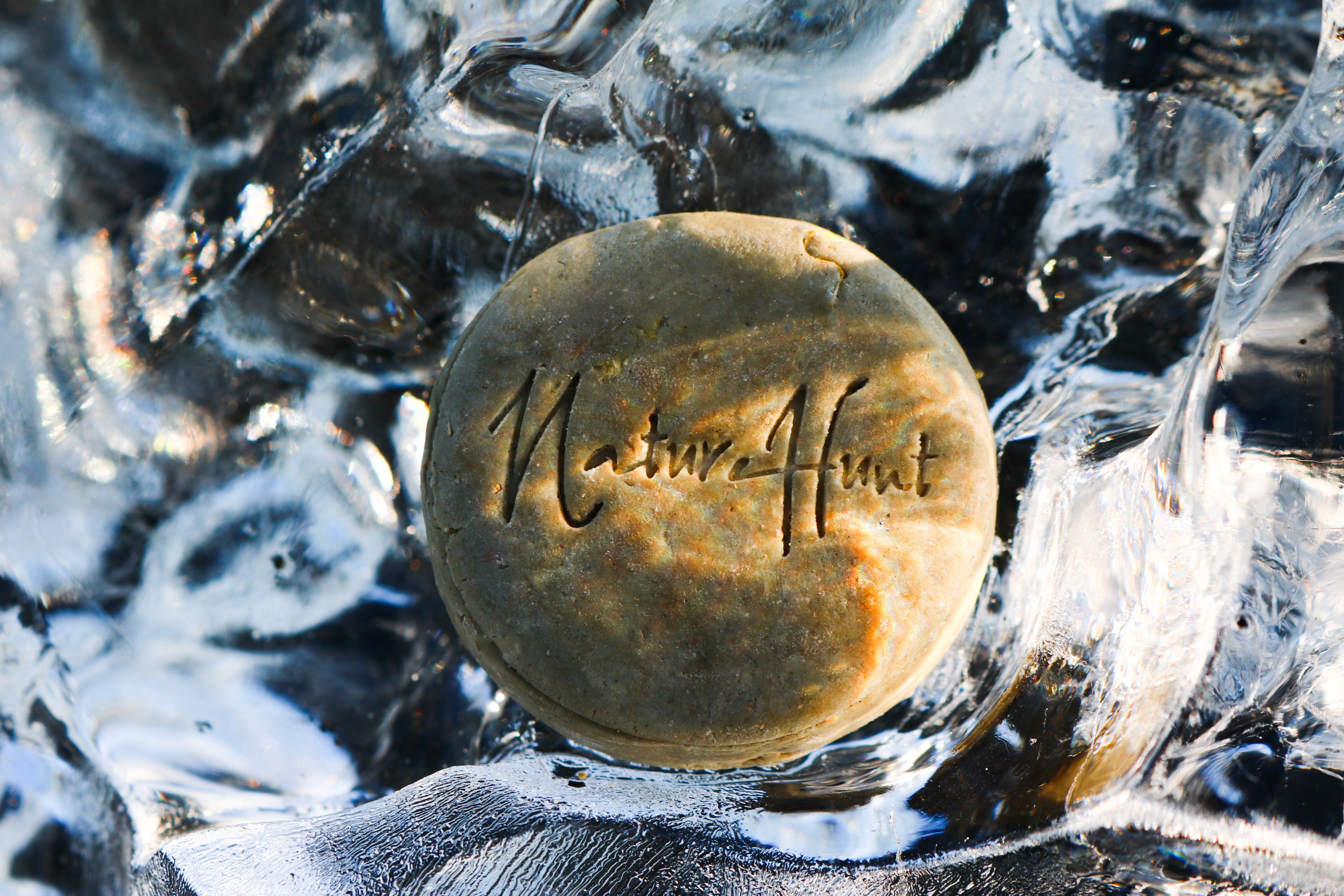 festes-shampoo-dirty-dorothy-für-empfindliche-kopfhaut-liegend-auf-eis