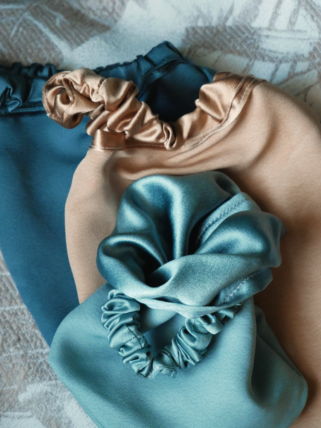 Seidenbun für die Nacht – 40 Momme Ahimsa-Seide mit Scrunchie | SILKZzz