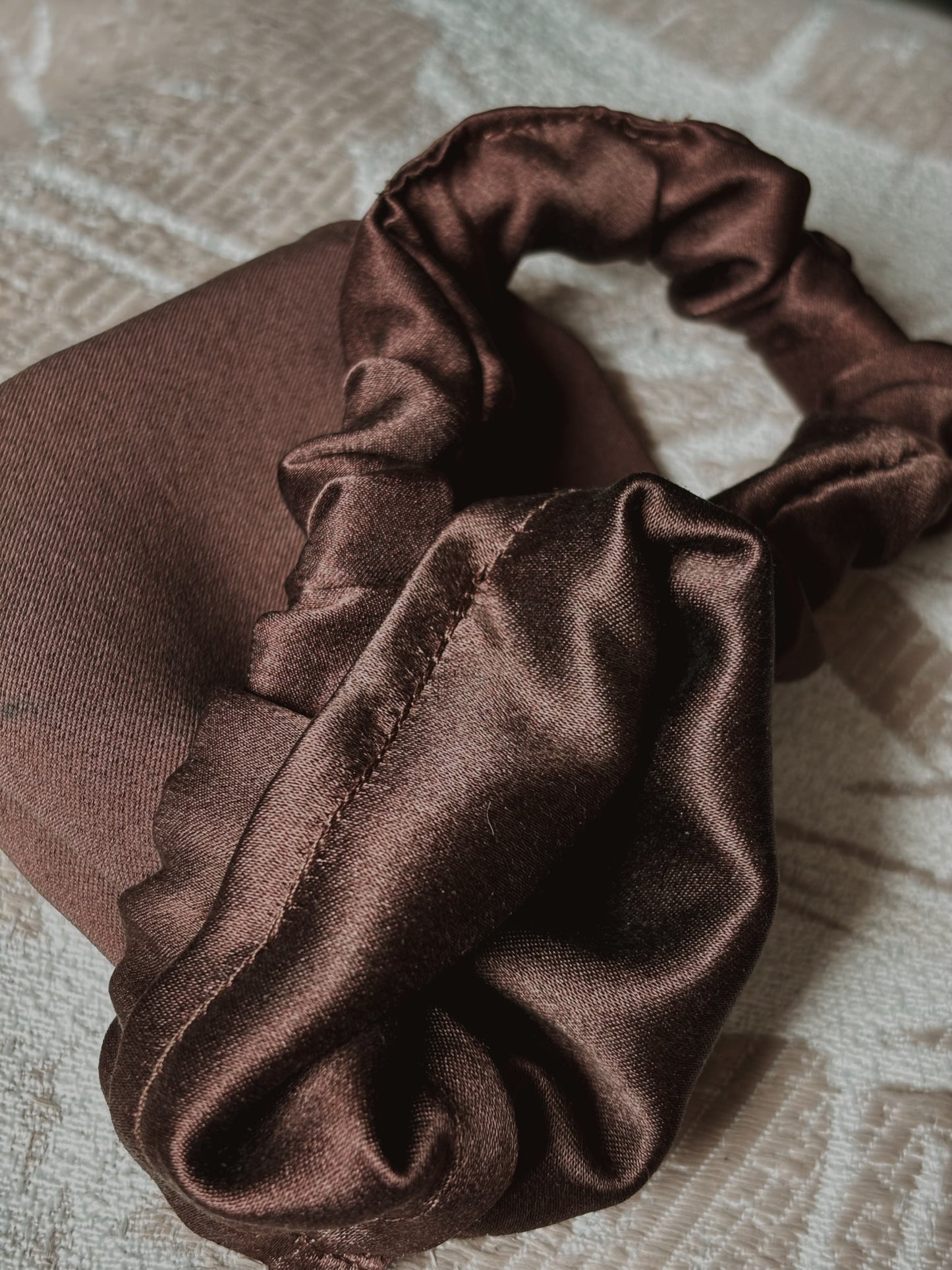Seidenbun für die Nacht – 40 Momme Ahimsa-Seide mit Scrunchie | SILKZzz