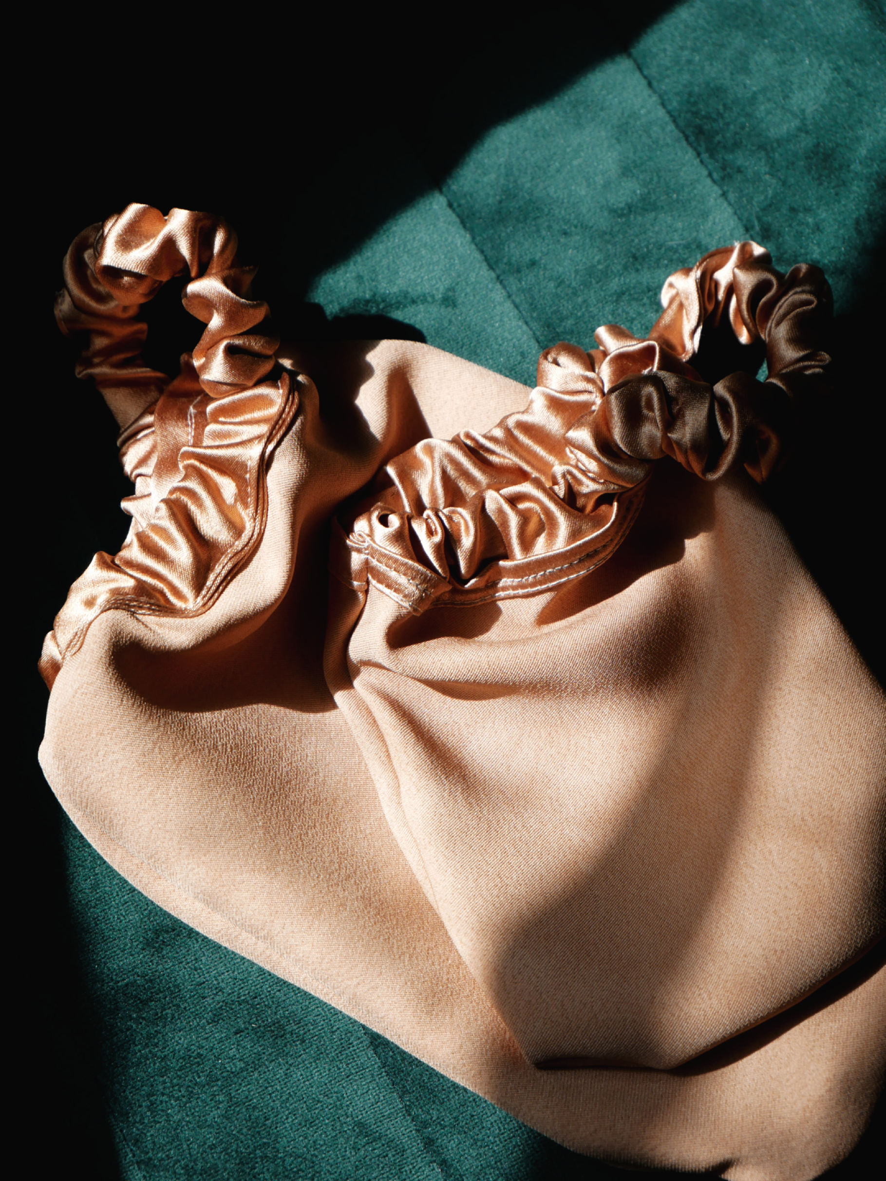 Seidenbun für die Nacht – 40 Momme Ahimsa-Seide mit Scrunchie | SILKZzz