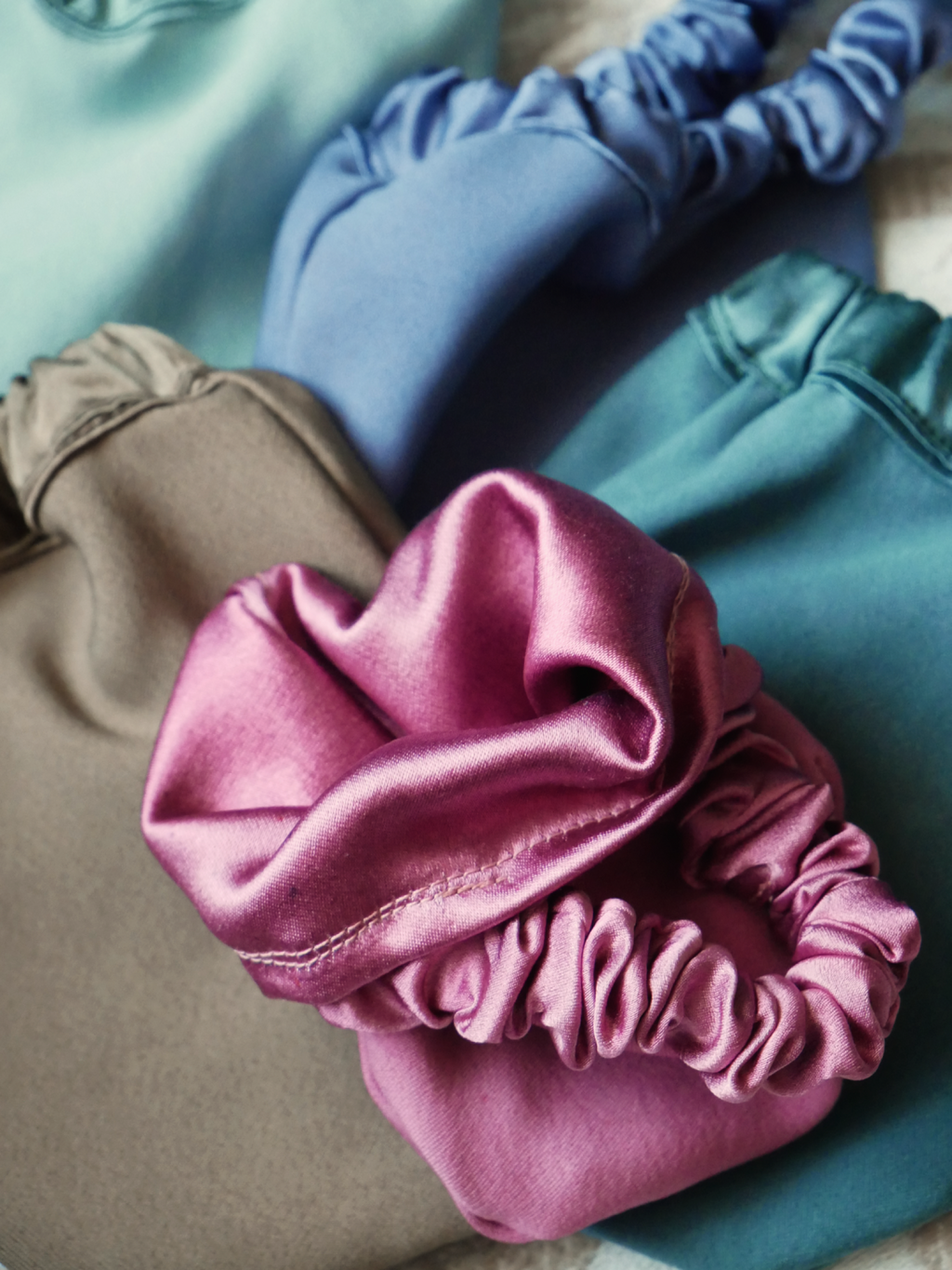 Seidenbun für die Nacht – 40 Momme Ahimsa-Seide mit Scrunchie | SILKZzz