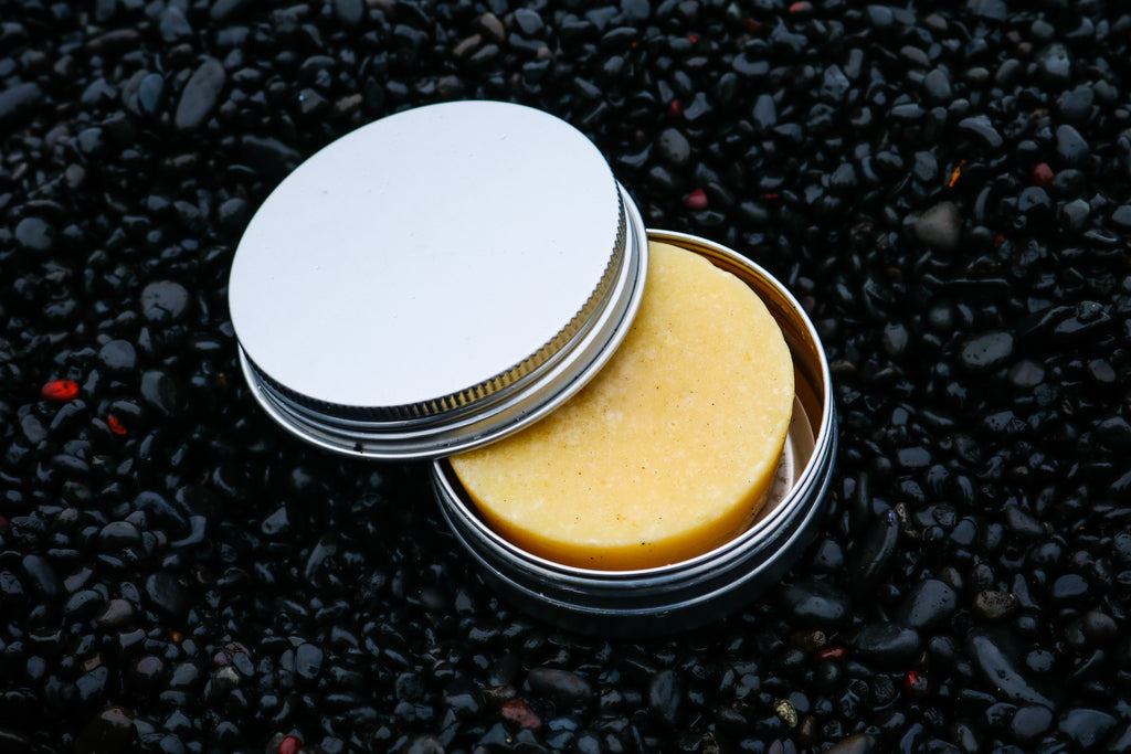 fester-conditioner-feiner-fritz-bio-haarpflege-online-aus-deutschland-liegend-auf-lavasteinen